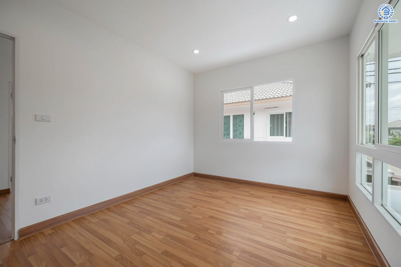 บ้านมือสองตกแต่งใหม่ คุณภาพแบรนด์ LH โครงการ ชัยพฤกษ์ ราชพฤกษ์-แจ้งวัฒนะ หลังมุม เนื้อที่ 58.1 ตร.ว. ฟังก์ชัน 3 ห้องนอน 3 ห้องน้ำ 2 ที่จอดรถ ภายในตกแต่งหรูหรา บนทำเลศักยภาพติดถนนราชพฤกษ์ เชื่อมสู่แจ้งวัฒนะได้อย่างรวดเร็ว ใกล้รถไฟฟ้าสายสีชมพู "ปากเกร็ด" จุดขึ้นทางด่วน "แจ้งวัฒนะ" โรบินสัน ไลฟ์สไตล์ ราชพฤกษ์ และ โลตัส นอร์ธราชพฤกษ์